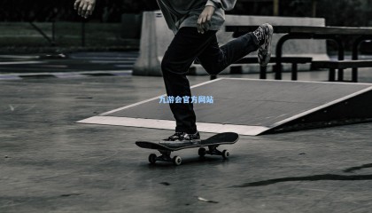 阿贾克斯憾失桂冠,韦霍斯特致谢球迷时推开相机引热议
