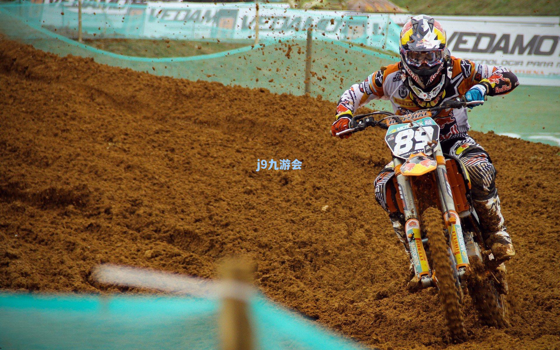 阿莫林固守三中卫遭猛烈抨击！战术僵化难比穆帅，主场保守致曼联失分