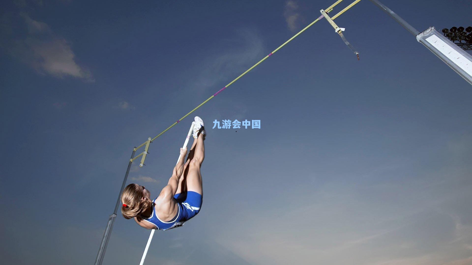 亚精英赛半场激战，韦世豪灵动造险，周定洋神勇封堵，蓉城暂平广岛